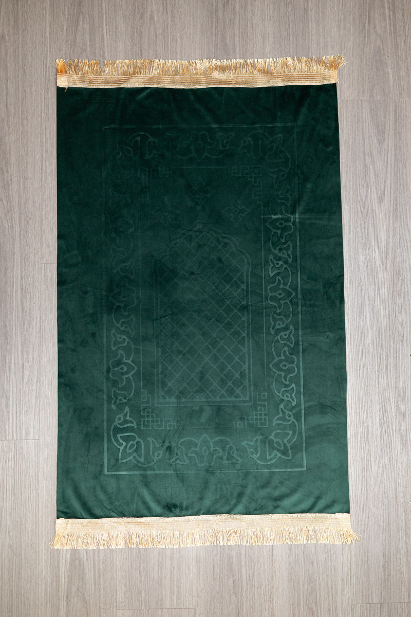 ผ้าปูละหมาด คละลาย ขนาด 107x71 ซ.ม.  เหมาะกับการพกพา แจกวันรายอ หรือฝากญาติผู้ใหญ่ สินค้านำเข้า