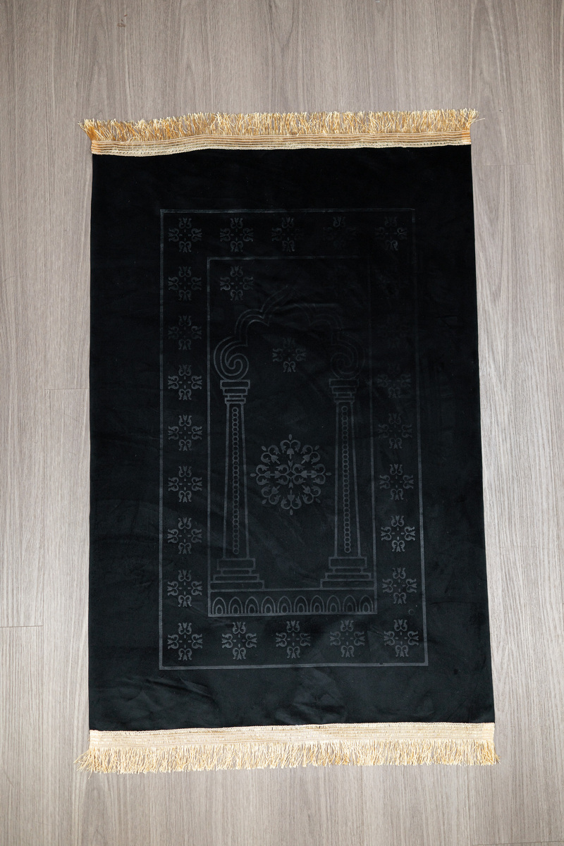 ผ้าปูละหมาด คละลาย ขนาด 107x71 ซ.ม.  เหมาะกับการพกพา แจกวันรายอ หรือฝากญาติผู้ใหญ่ สินค้านำเข้า