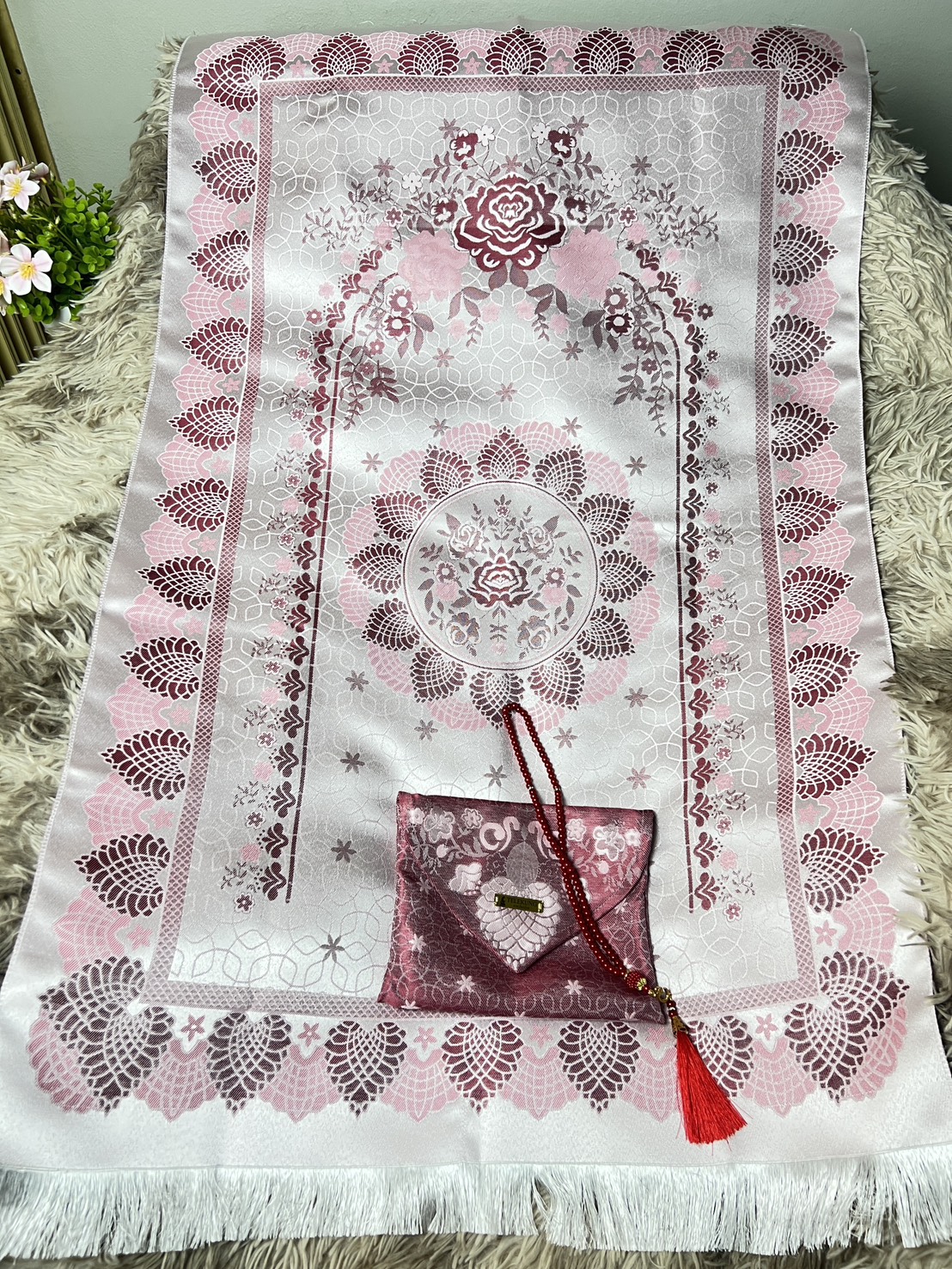 ผ้าปูละหมาดพกพาพร้อมส่ง sajadahtravel ซื้อ1 ได้ 3 พรมปูละหมาด ผ้าละหมาดพกพา ขนาด70x110cmพร้อมส่ง  มีกระเป๋าสำหรับพกพาและตัสเปี๊ยะ