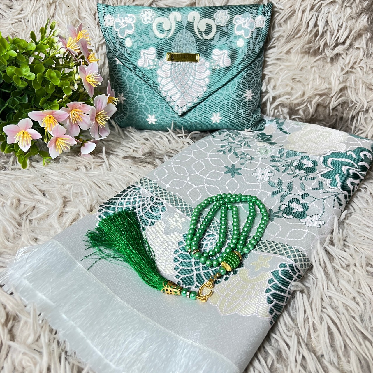 ผ้าปูละหมาดพกพาพร้อมส่ง sajadahtravel ซื้อ1 ได้ 3 พรมปูละหมาด ผ้าละหมาดพกพา ขนาด70x110cmพร้อมส่ง  มีกระเป๋าสำหรับพกพาและตัสเปี๊ยะ